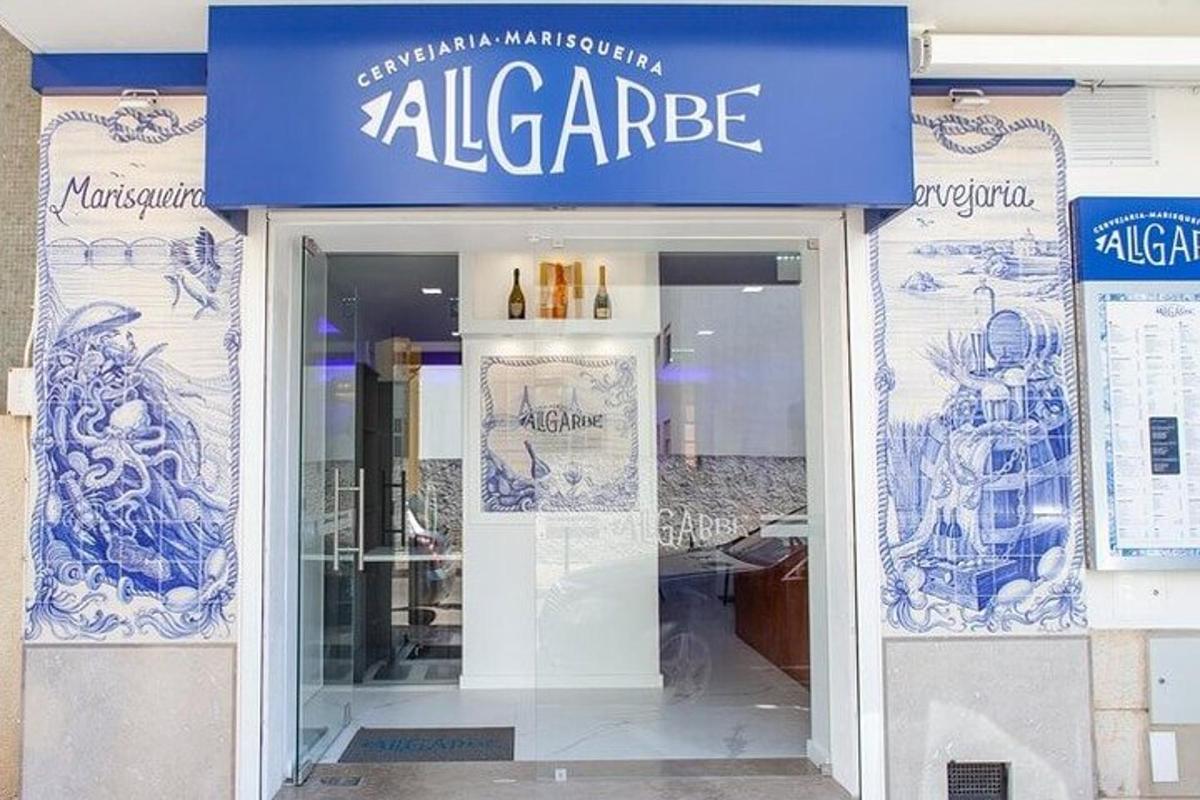 una botiga amb un rètol blau a la façana