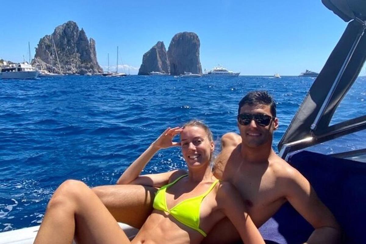 ein Mann und eine Frau sitzen auf einem Boot im Wasser