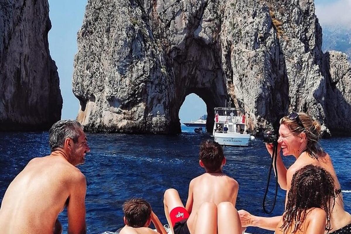 um grupo de pessoas em um barco na água