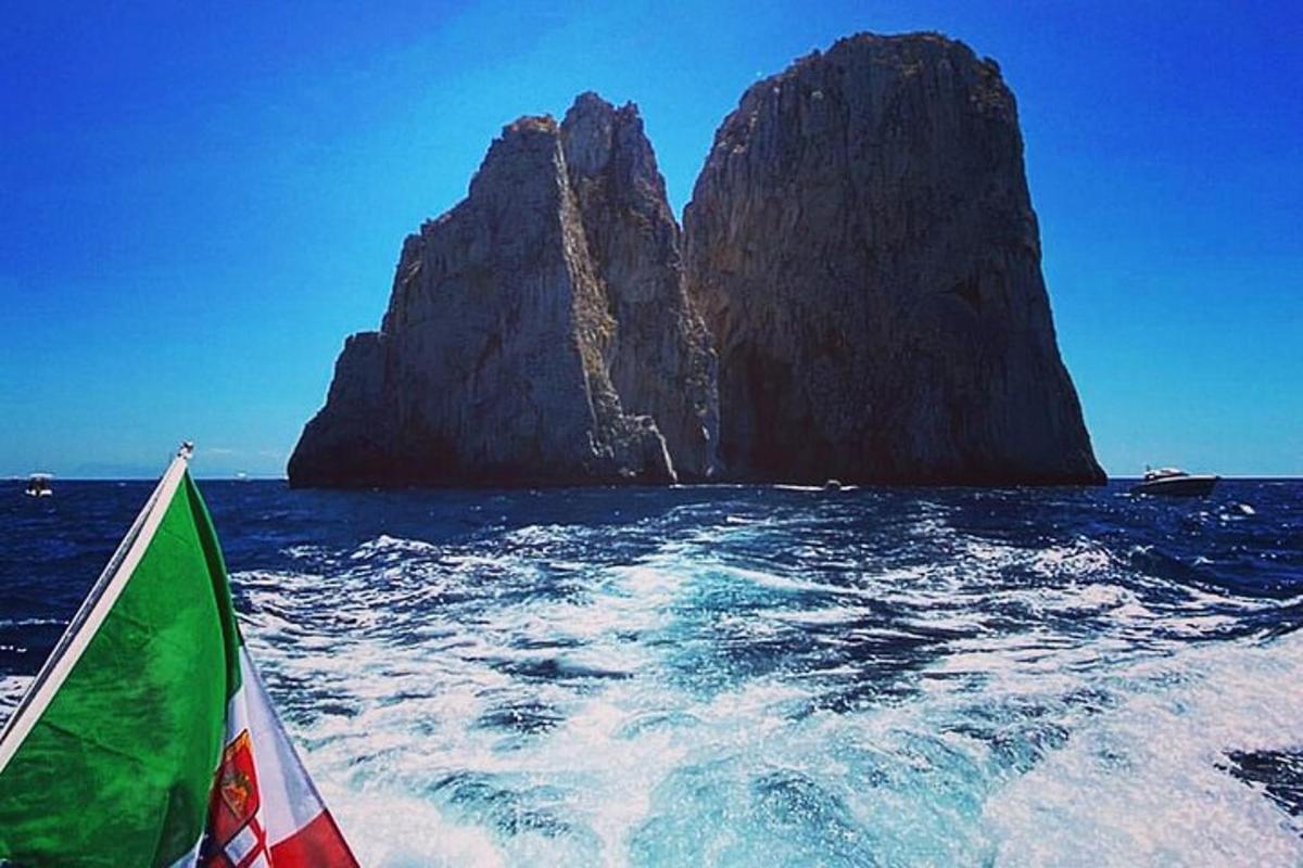 ein Boot im Meer mit einer großen Felsformation