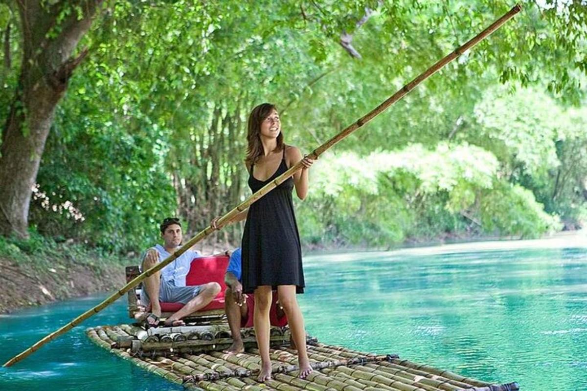 ženska, ki stoji na splavu in drži palico