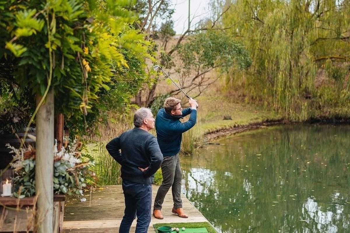 dois homens em pé em um cais pescando em um lago