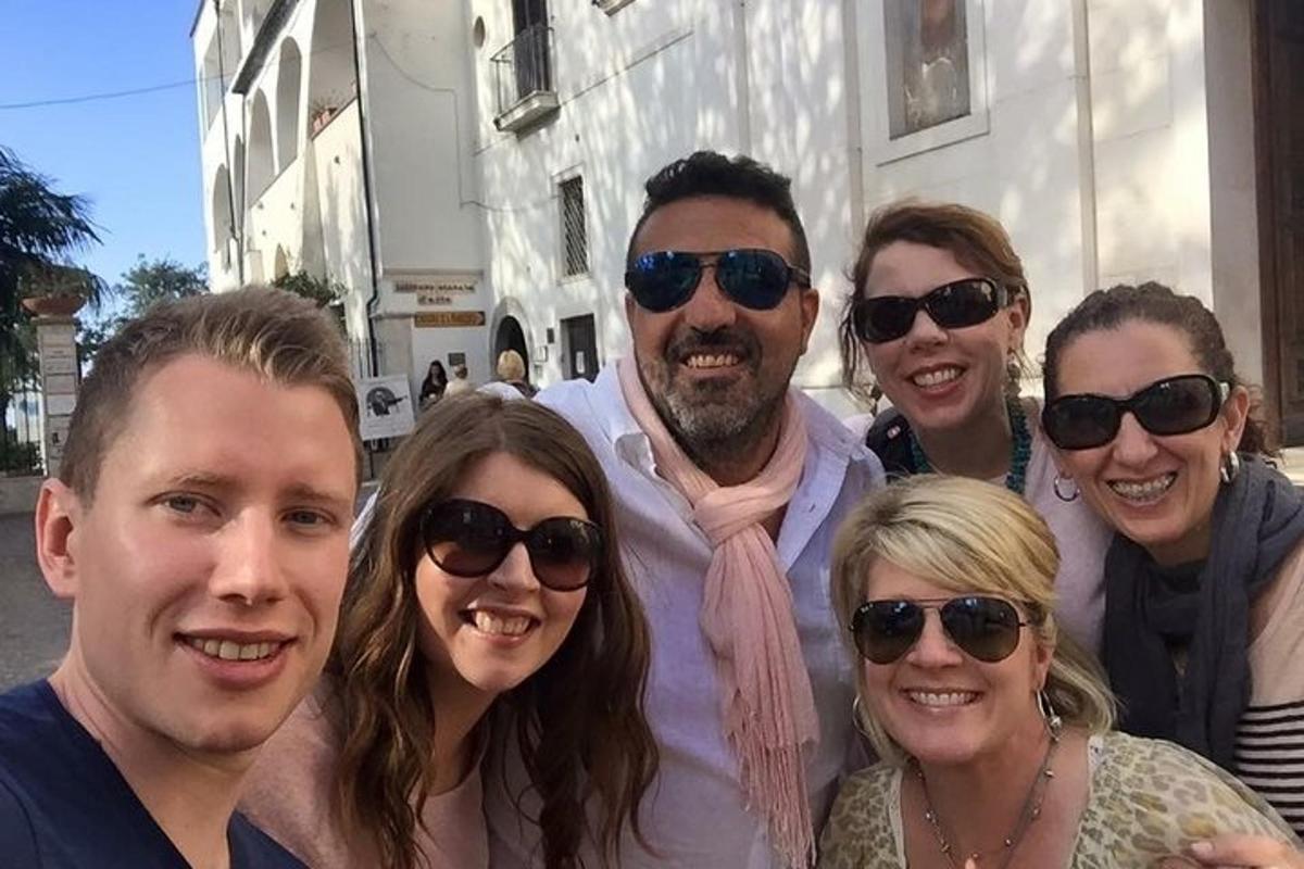 um grupo de pessoas está posando para uma foto