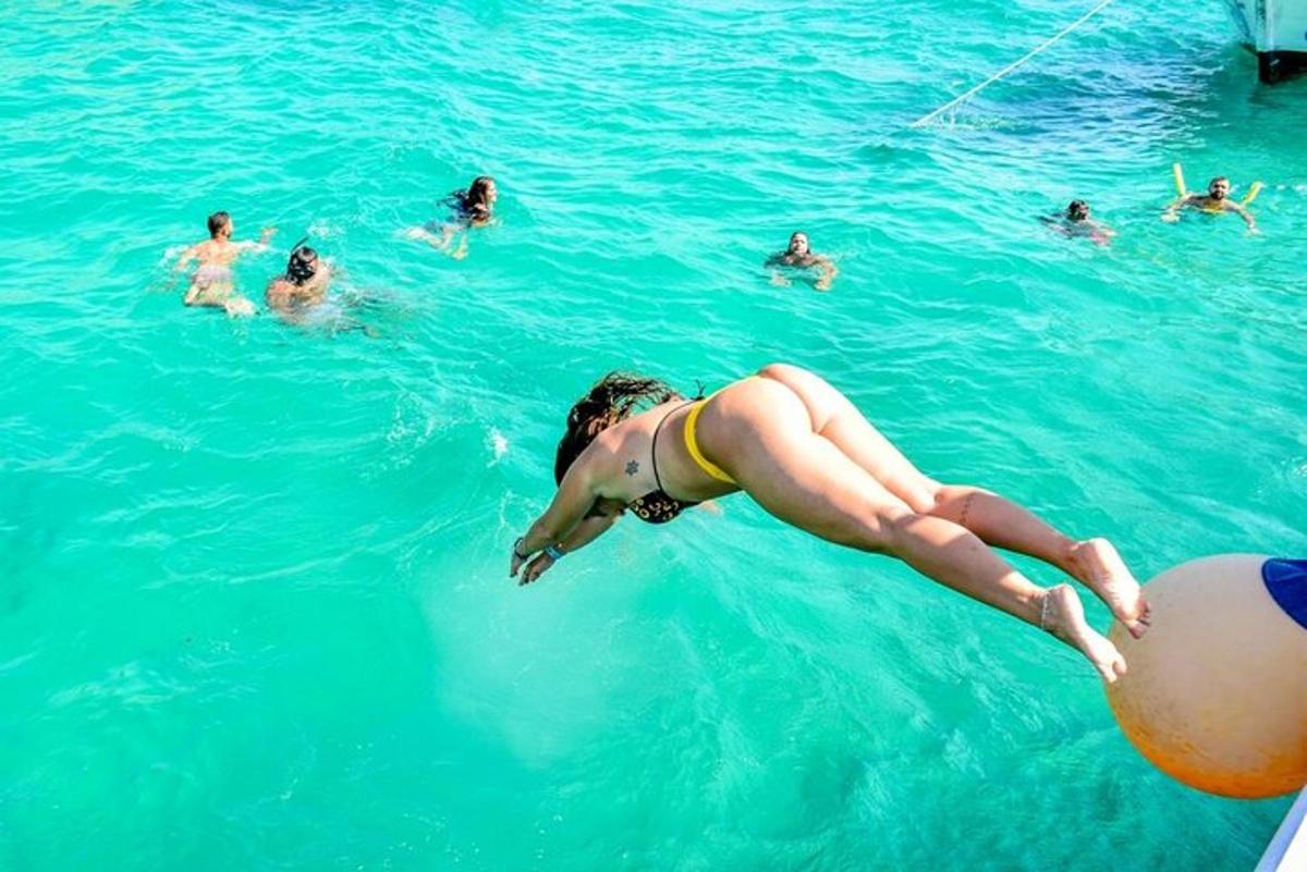 sekumpulan orang berenang di dalam air