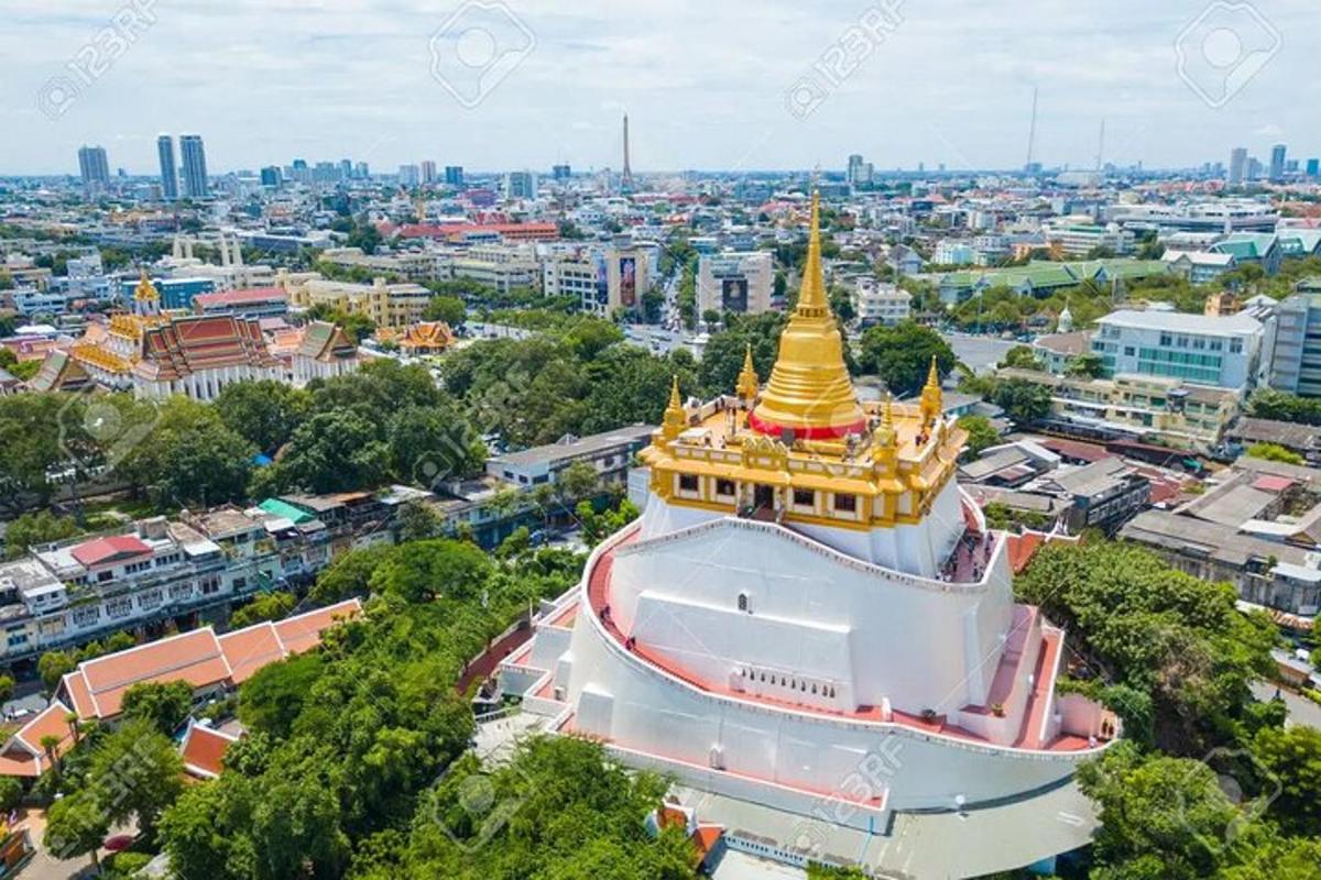 Loftmynd af Wat Phra Kaew pagóðunni í borginni