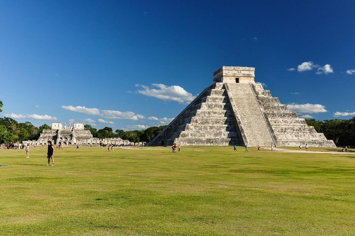 pyramida v poli s lidmi, kteří se kolem ní procházejí