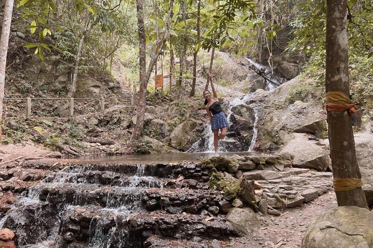una donna in piedi davanti a una cascata
