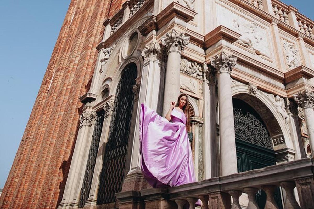 una dona amb un vestit morat dempeus davant d'un edifici