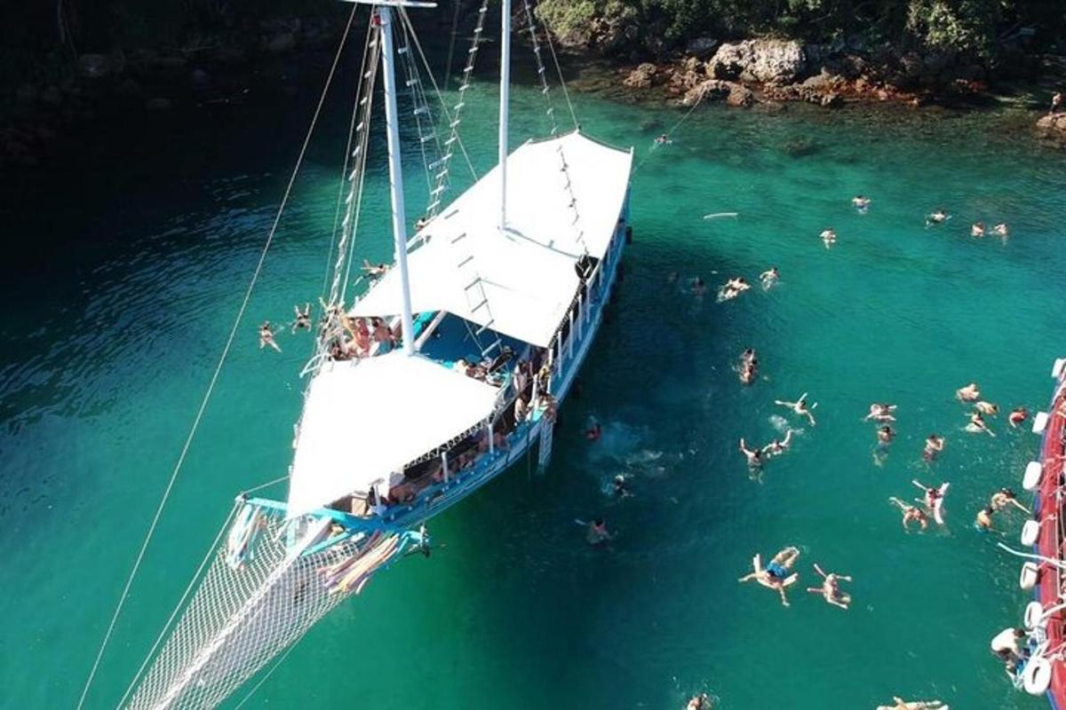un grup de persones nedant en un vaixell a l'aigua