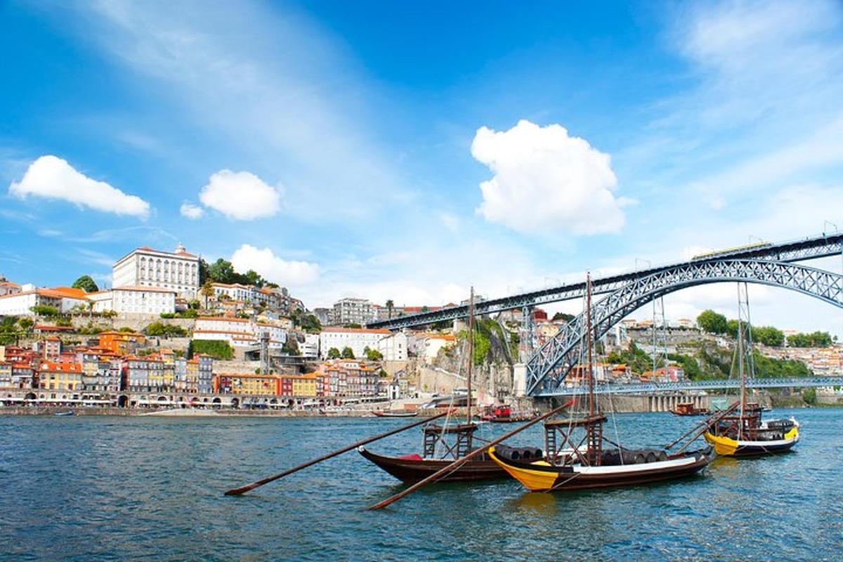 zwei Boote im Wasser vor einer Brücke
