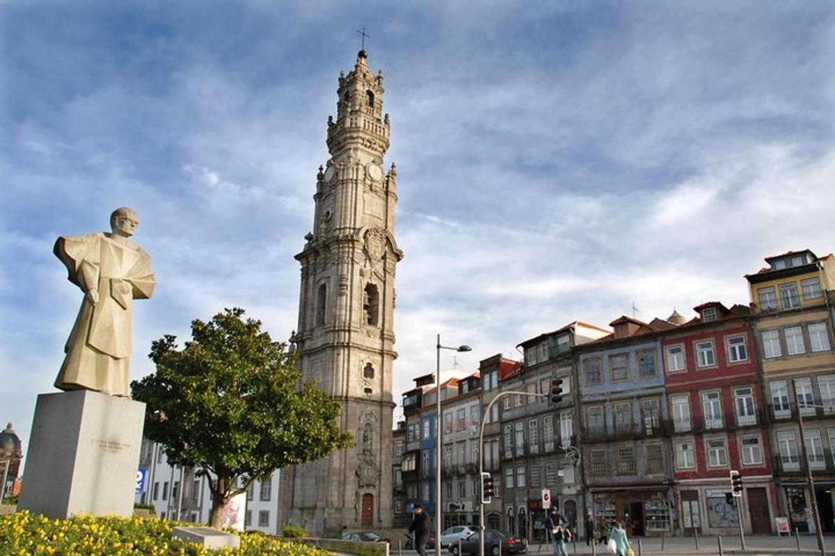 eine Statue vor einem hohen Uhrenturm