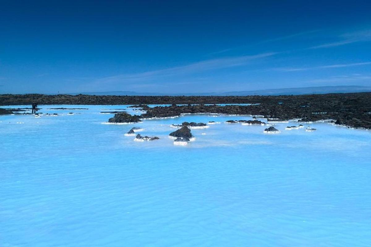 uma piscina azul de água com pedras dentro