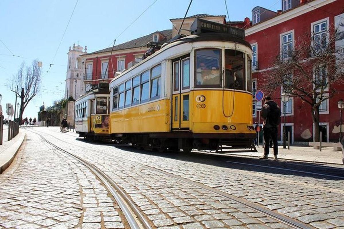 dva žluté tramvaje na městské ulici