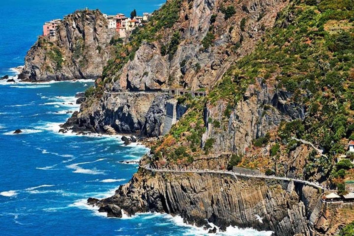 un camino en la ladera de una montaña junto al océano