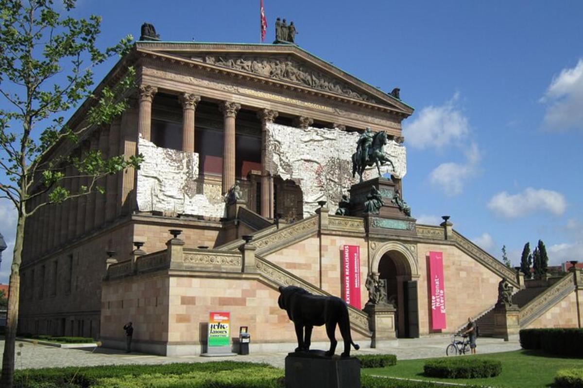 una statua di un cavallo davanti a un edificio