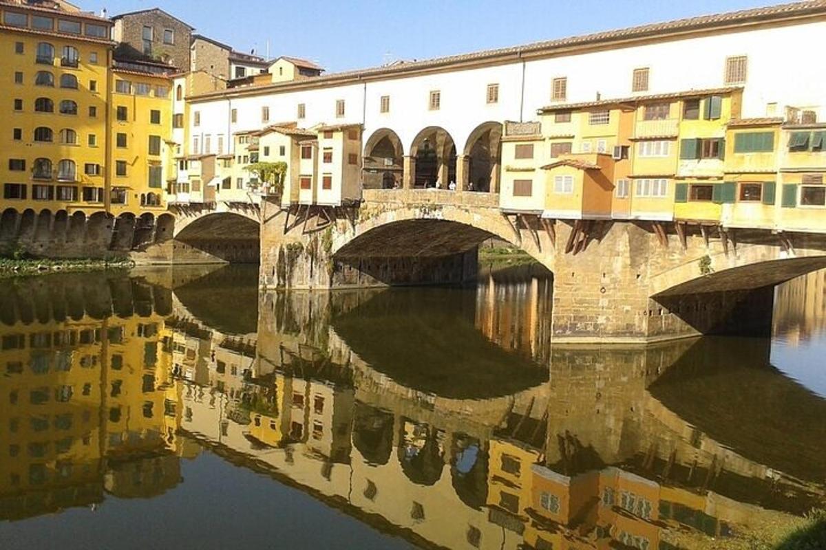 un pont sobre un riu en una ciutat amb edificis