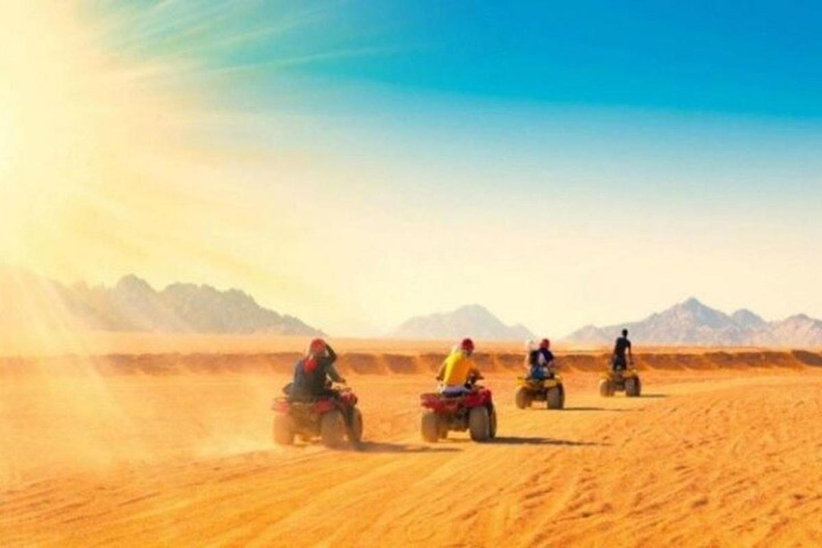 Un grupo de personas viajando en motocicleta por el desierto.