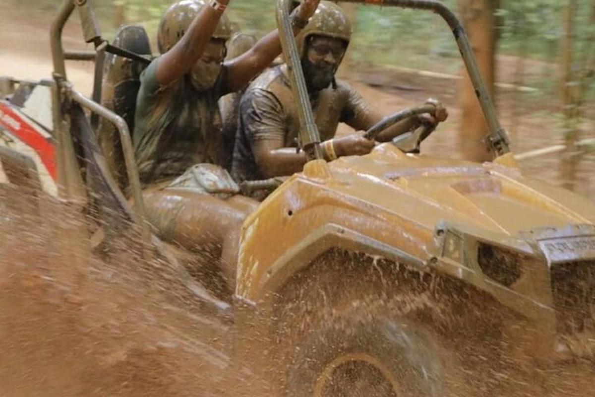 en gruppe mennesker, der kører på en ATV i mudderet