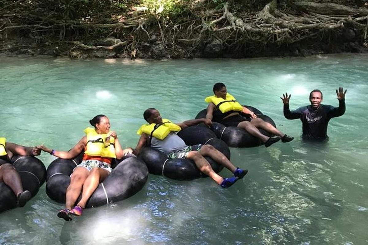 Un grupo de personas montando en elefantes en el agua.