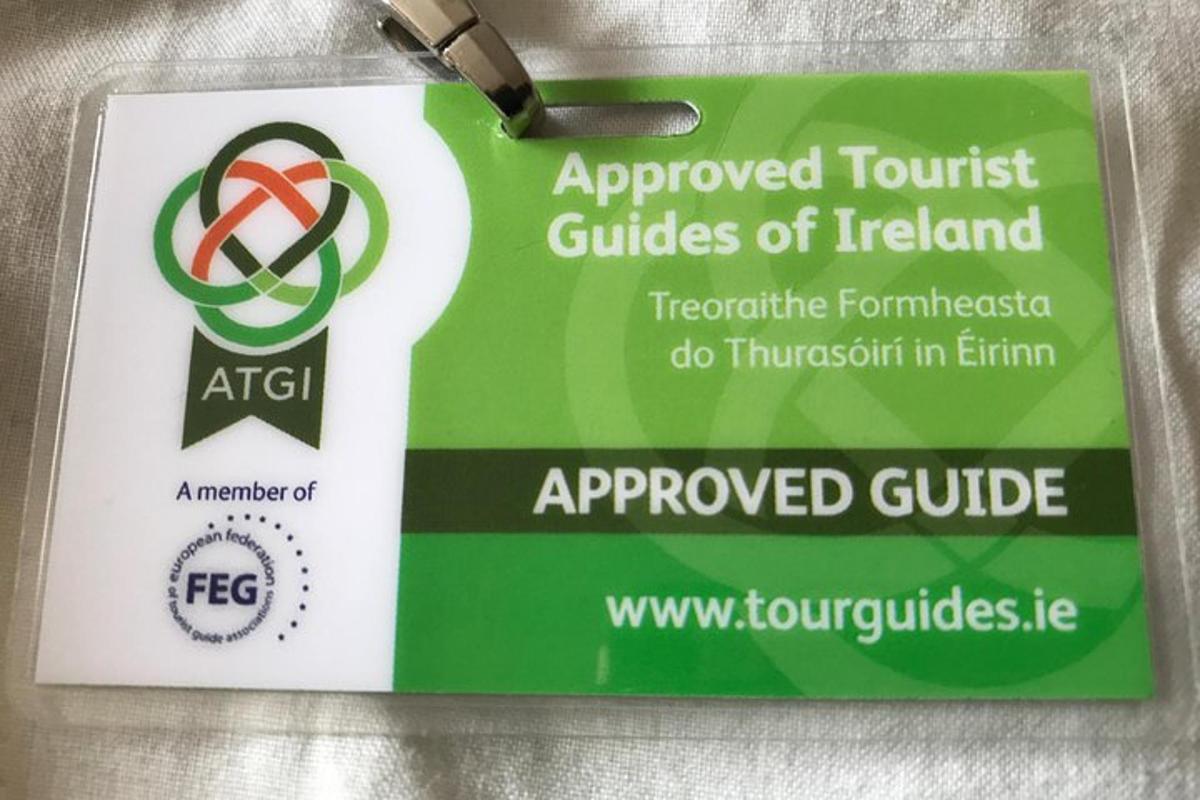 ein Schild mit der Aufschrift „Approved Tourist Guides of Ireland“
