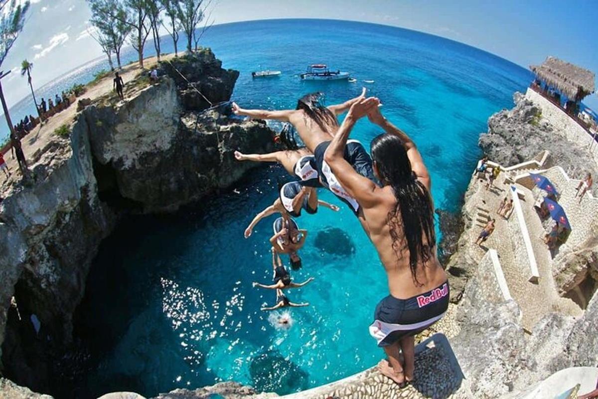un grupo de personas saltando a una piscina de agua