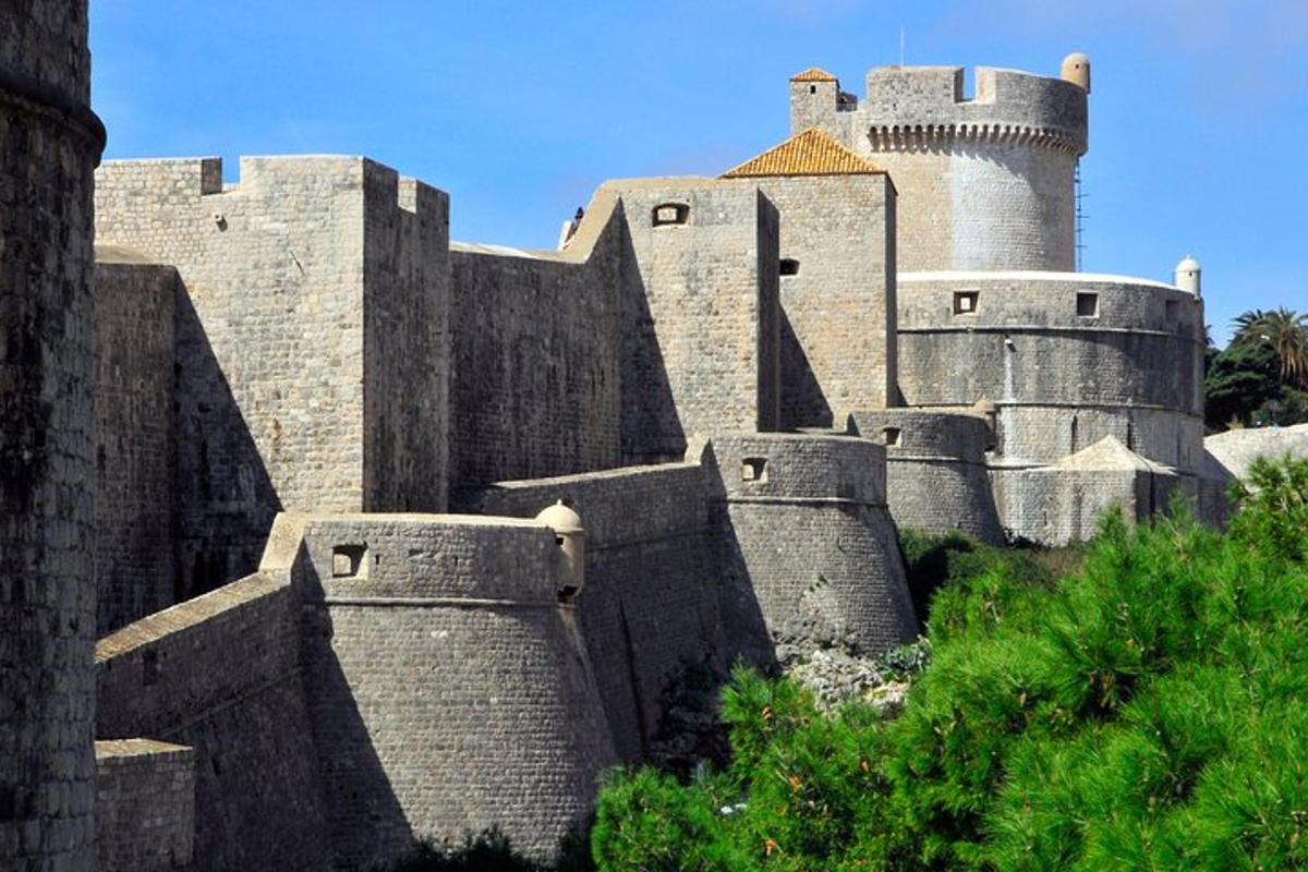un grande castello con torri in cima