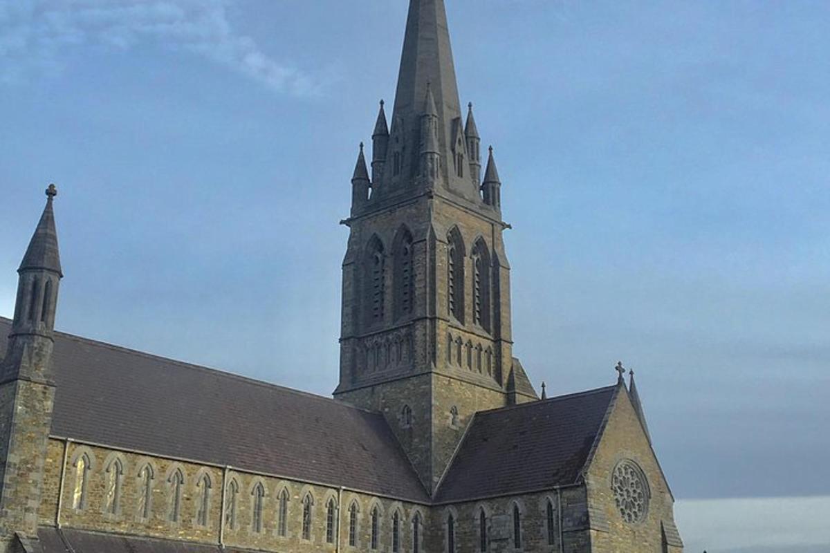 eine große Kirche mit einem hohen Turm darauf