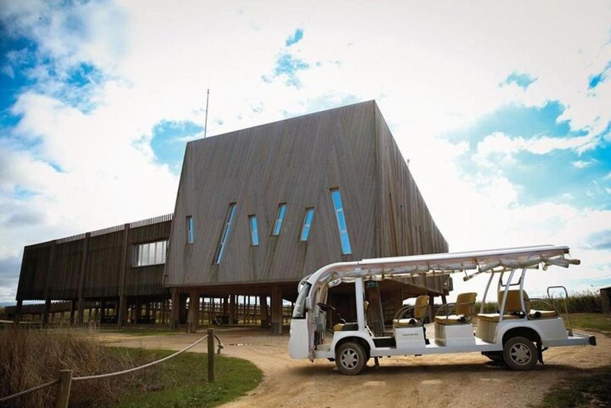 um ônibus branco estacionado em frente a um prédio