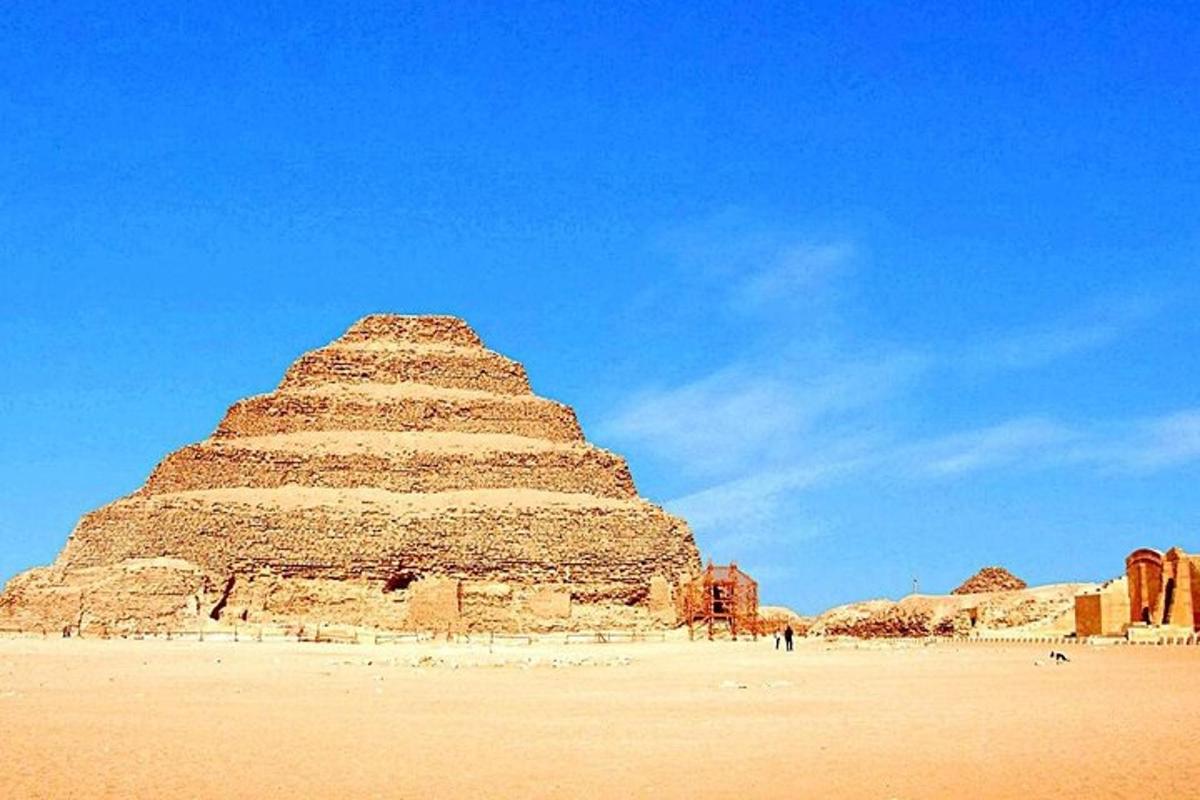 uma pirâmide no meio de um deserto