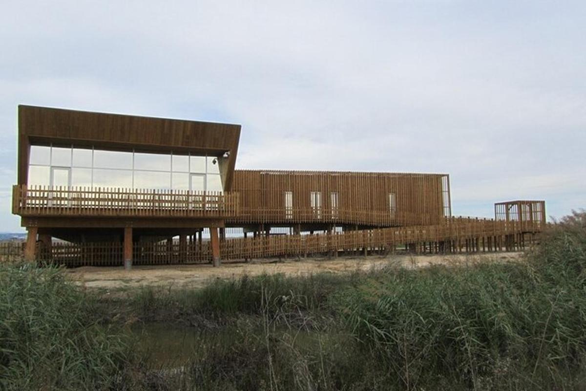 um edifício situado no topo de um campo