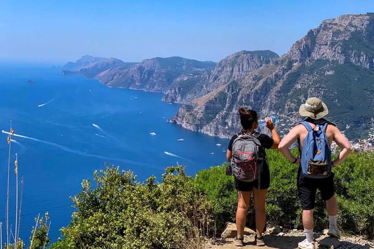 dua orang mengambil gambar pantai amalfi