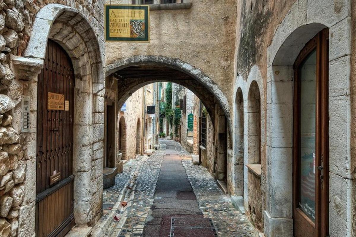 eine Gasse mit Bögen in einem alten Gebäude