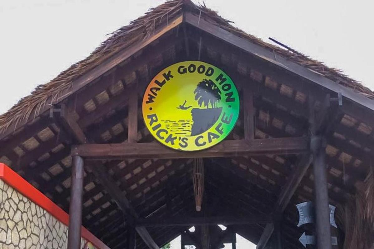 un cartello giallo e verde sulla cima di un edificio
