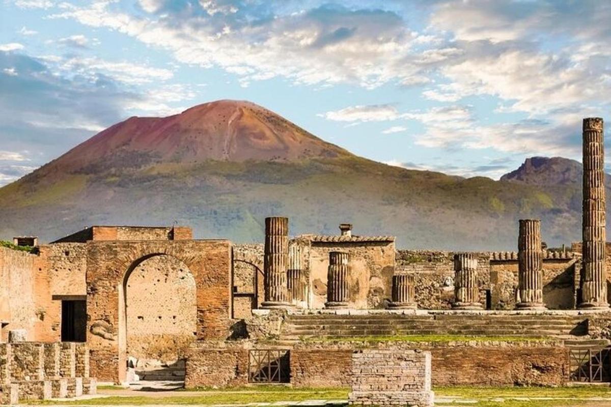 Un edificio antiguo con una montaña al fondo.