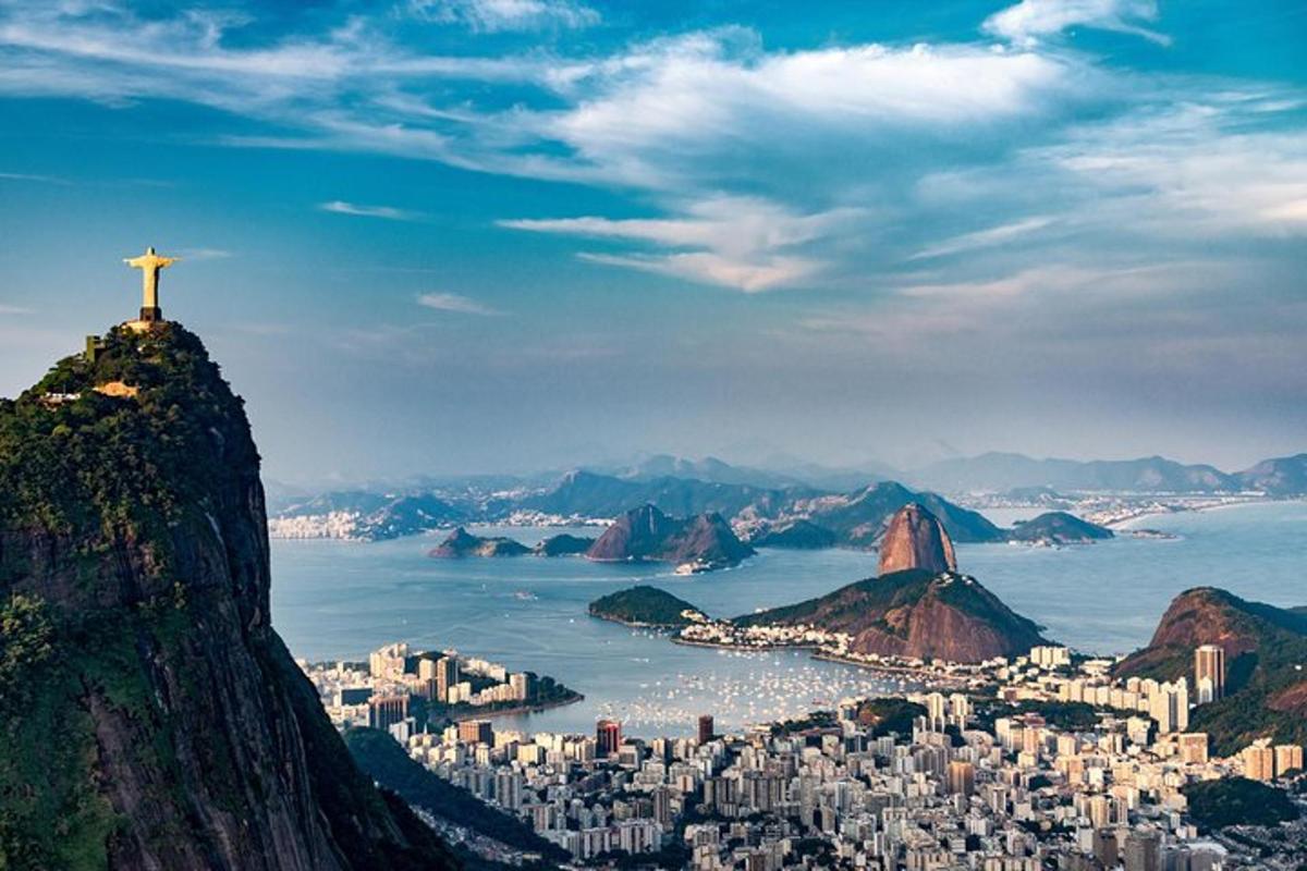 uma cruz no topo de uma montanha com uma cidade