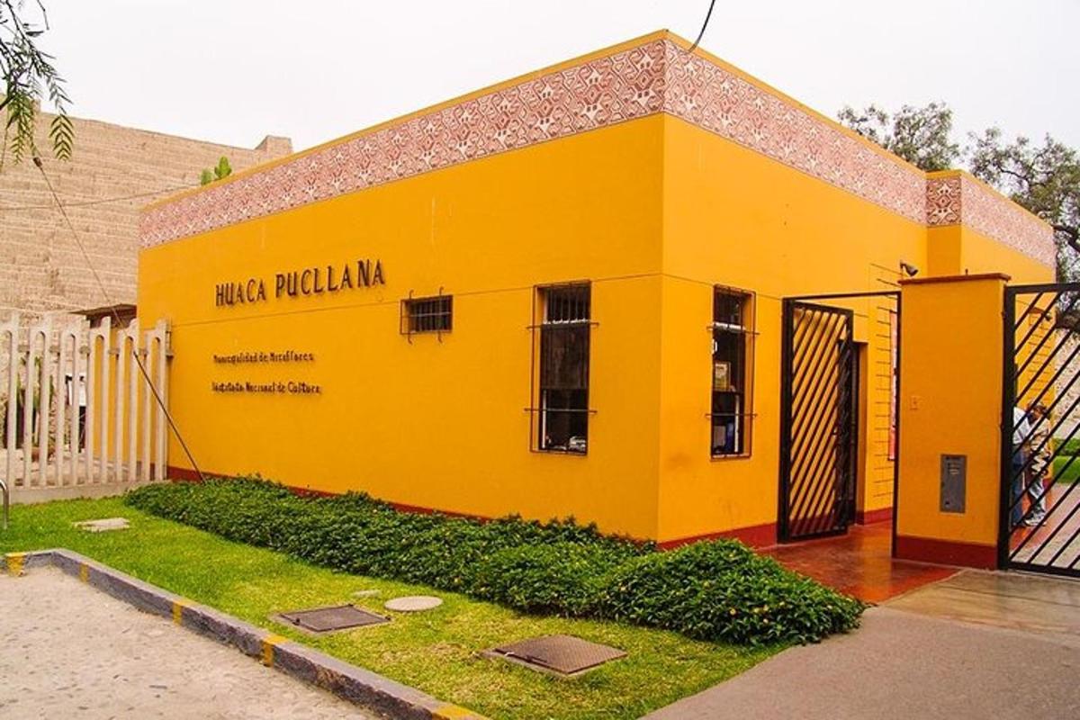 a yellow building with the words metrorolania on it