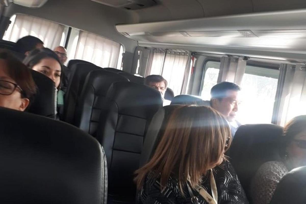 un gruppo di persone sedute su un autobus