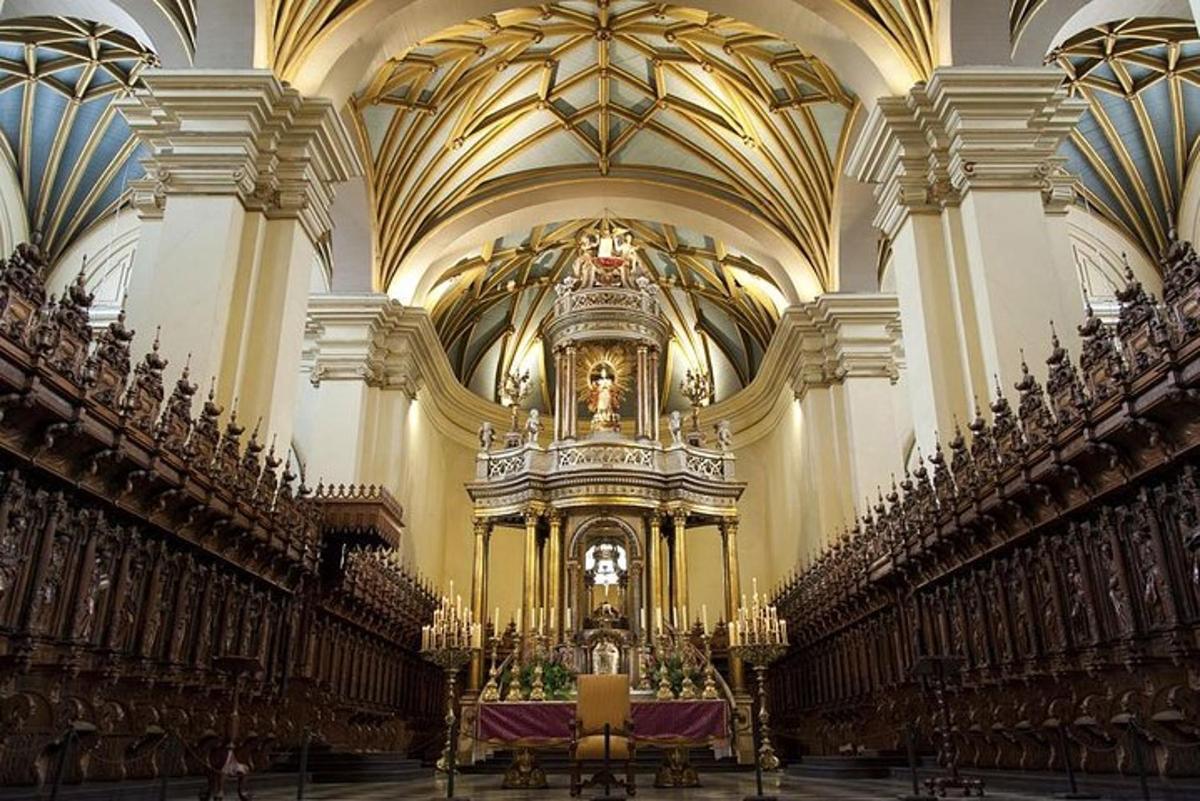 sebuah gereja besar dengan mezbah besar di dalamnya
