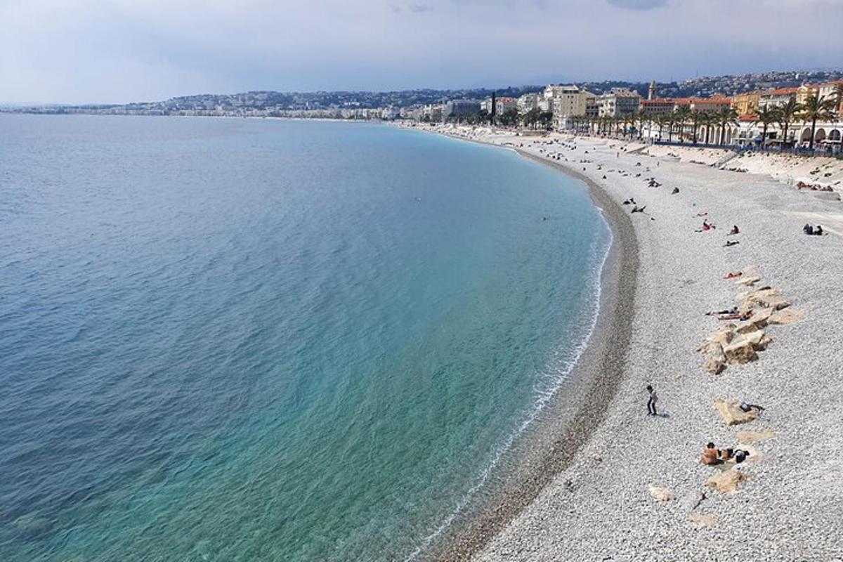 una spiaggia con un sacco di gente e l'acqua