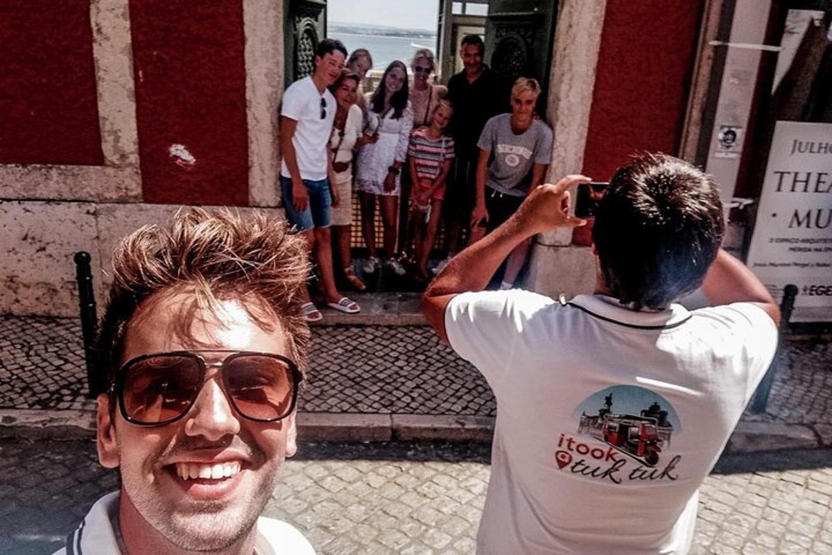 un uomo che scatta una foto a un gruppo di persone