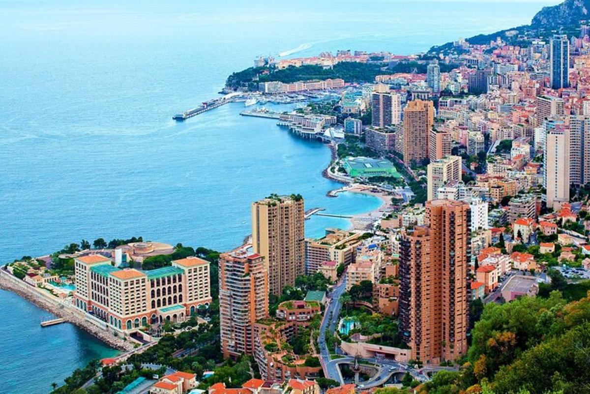 una vista aerea di una città vicino all'acqua