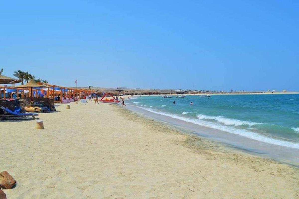 plaža s puno ljudi i ocean