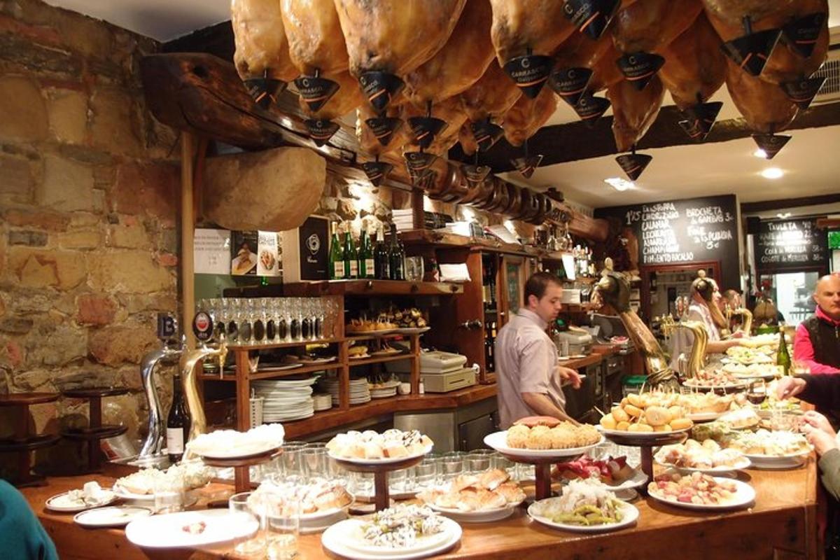 restaurace s pultem s talíři jídla