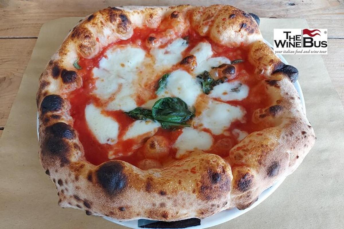 una pizza asseguda en un plat sobre una taula