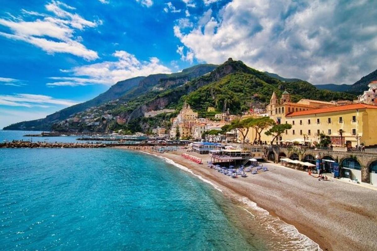 pogled na plažo z zgradbami in oceanom