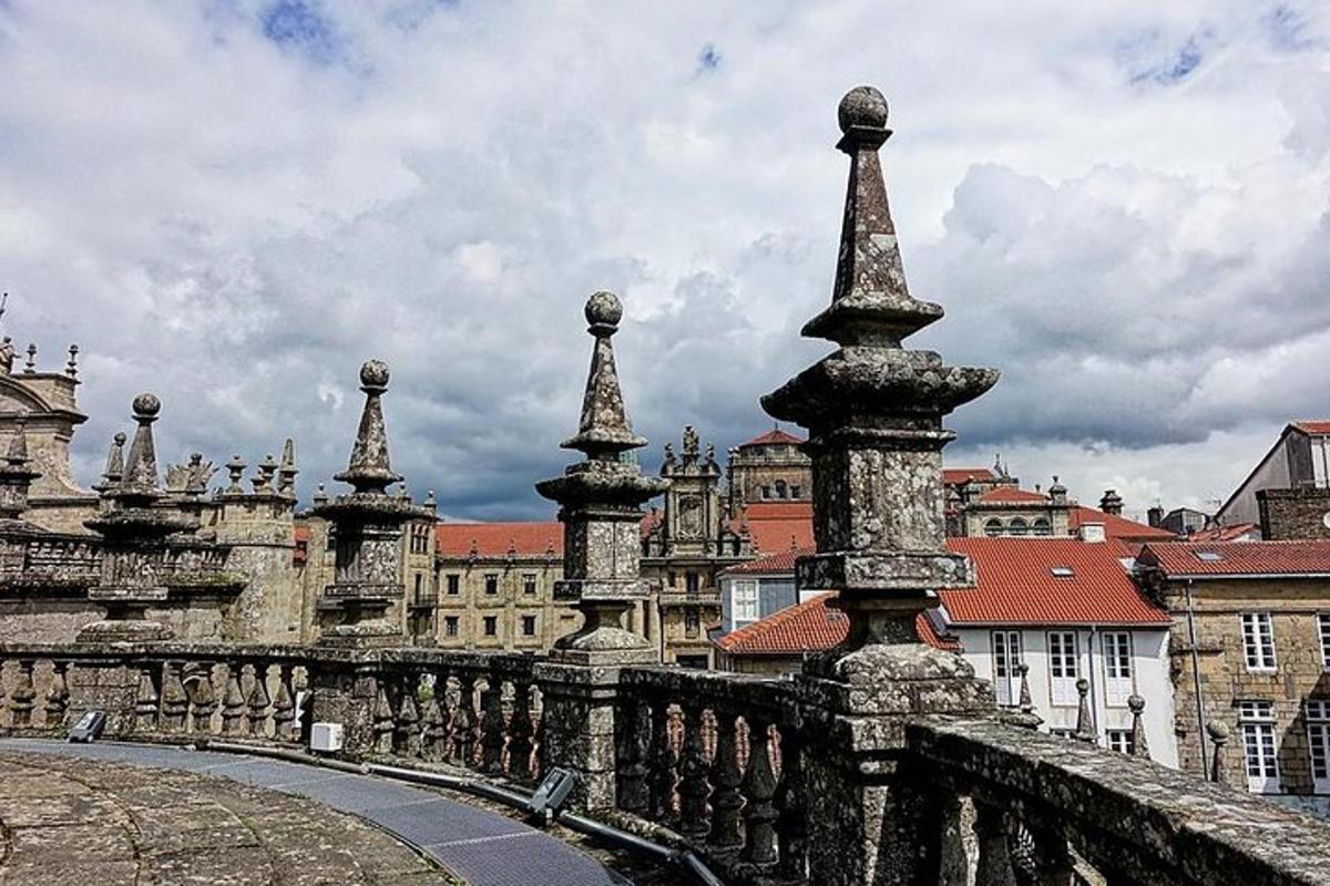 uma ponte sobre uma cidade com edifícios ao fundo