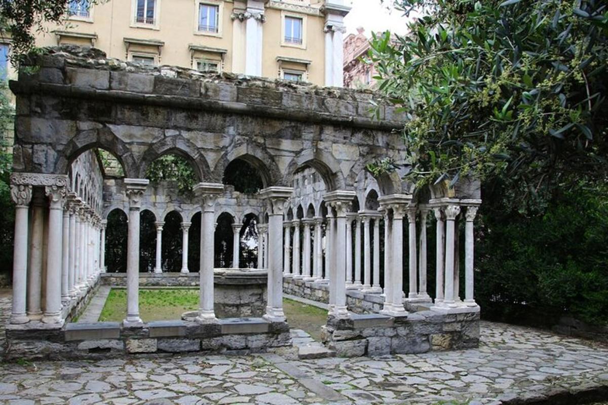 veca ēka ar kolonnām un ēku