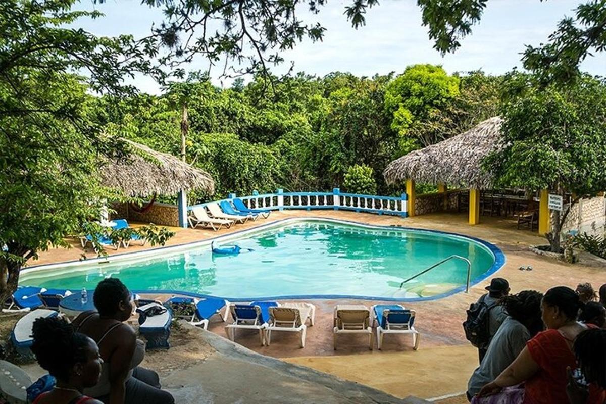 un grup de oameni care stau în jurul unei piscine
