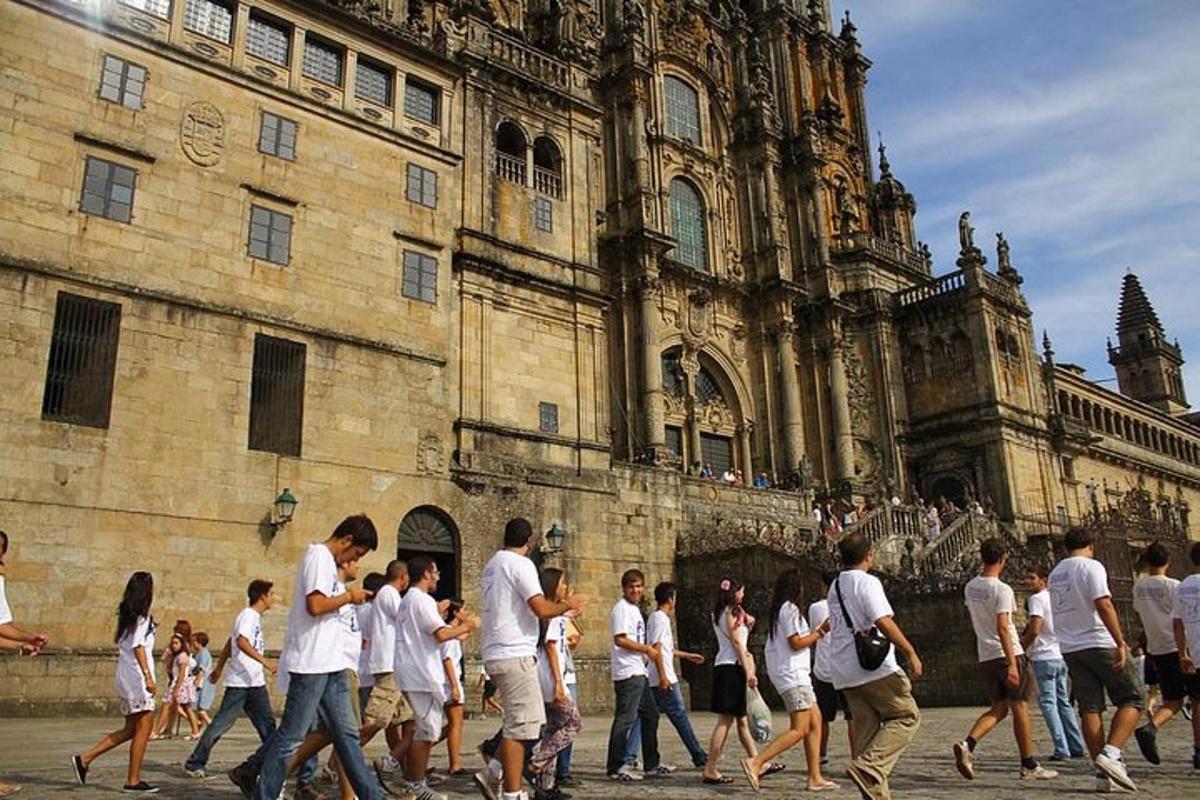 um grupo de pessoas caminhando em frente a um prédio