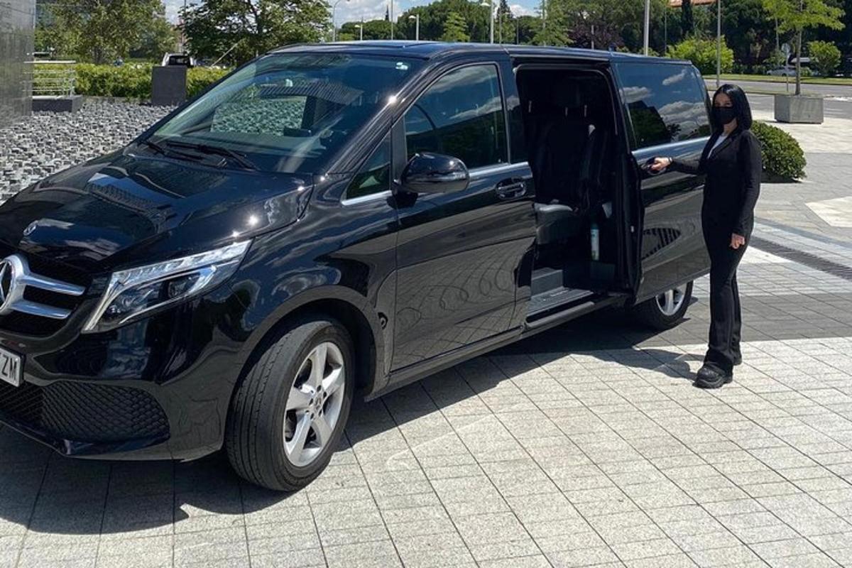 um homem abrindo a porta de uma van preta